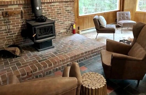 Plymouth Cabin | Downhill Haus, 7 beds, between Okemo & Killington