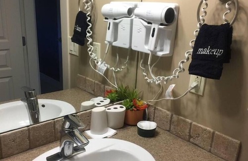 Kelowna Central Business District Apartment | Downtown 1 bedroom condo in Kelowna