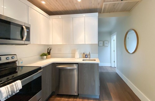 Hough Apartment | Downtown 1-Bedroom Guest Suite