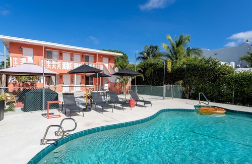 Mango Groves Condo | Downtown! 2 Bedroom with POOL! Close to BEACH and RESTAURANTS!