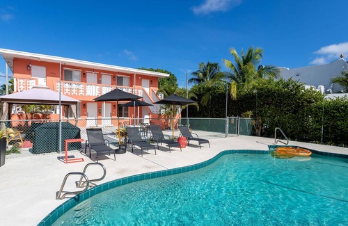 Mango Groves Condo | Downtown! 2 Bedroom with POOL! Close to BEACH and RESTAURANTS!