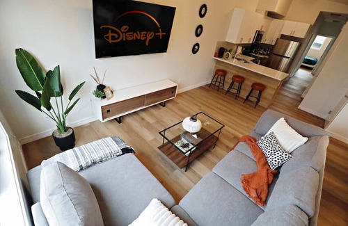 North Central Edmonton House | Downtown 3 Queen Beds|A/C|Double Garage|Disney+