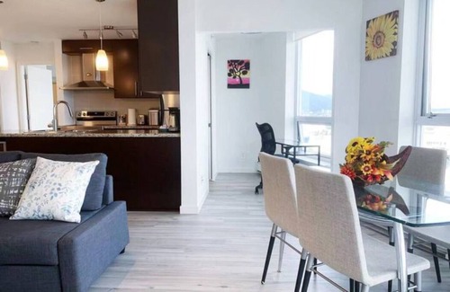 Gastown Apartment | Downtown 3br/2ba+Views+Skytrain+Free Parking