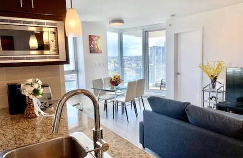 Gastown Apartment | Downtown 3br/2ba+Views+Skytrain+Free Parking