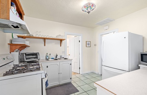 Historic Downtown District House | Downtown Ashland House - Walk to Plaza and OSF!