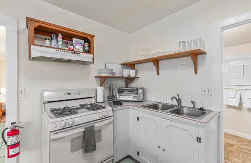 Historic Downtown District House | Downtown Ashland House - Walk to Plaza and OSF!