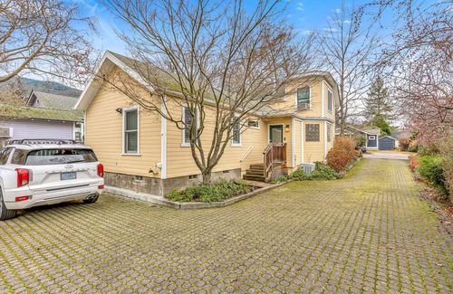 Ashland Apartment | Downtown Ashland Studio - 3 blocks from the plaza!
