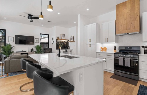 Govalle House | Downtown ATX - Dual-Home Retreat with 2 Pools