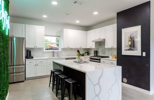 Govalle House | Downtown Austin Oasis w Pool & Hot Tub—Sleeps 16