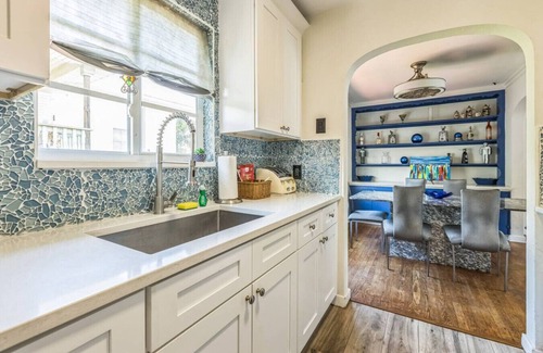 Crescent Lake Apartment | Downtown | Beaches | 3 Beds