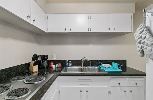 Vose Apartment | Downtown Beaverton Hideaway 4