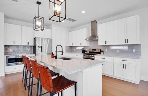 MLK House | Downtown Bliss: Modern 4-Bedroom Retreat w/Hot Tub