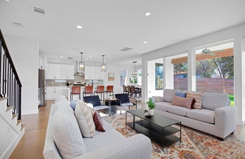 MLK House | Downtown Bliss: Modern 4-Bedroom Retreat w/Hot Tub