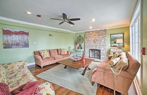 Downtown Branson House | Downtown Branson Home with Pool Near The Landing!