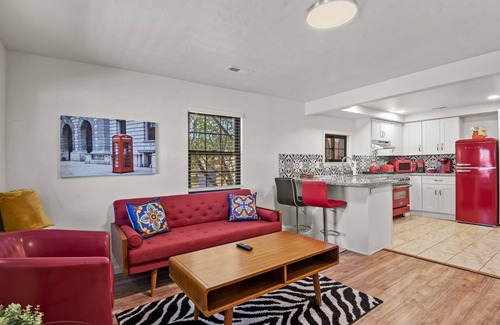 Williams House | Downtown Burgundy Bungalow w/Fully Fenced Yard, AC, W/D, 3 Smart TVs, WiFi