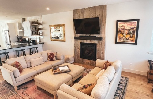 Buena Vista House | Downtown BV Main St 311 Private Home