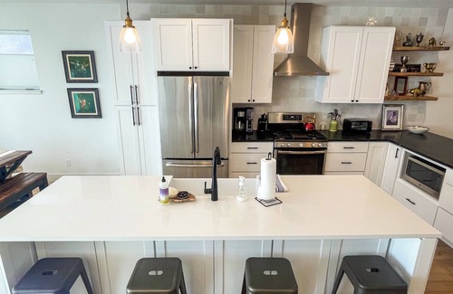 Buena Vista House | Downtown BV Retreat 311 Steps to Main & River