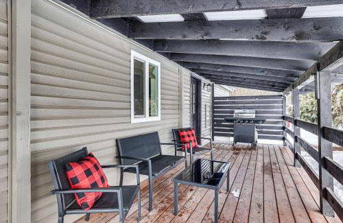 Cascade House | Downtown Cascade Vacation Rental Less Than 1 Mi to Lake!