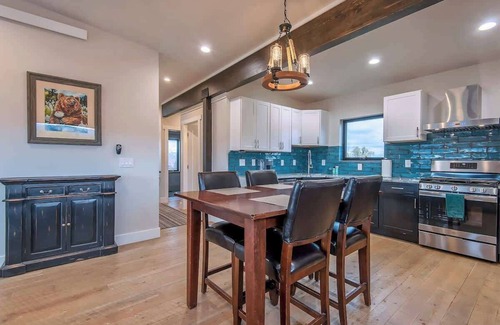 Victor House | Downtown - Centrally located to Parks & Resorts