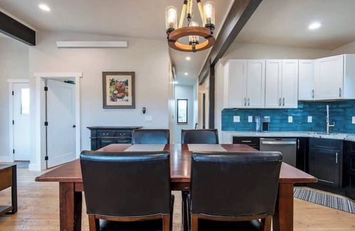Victor House | Downtown - Centrally located to Parks & Resorts