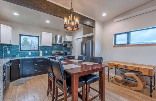 Victor House | Downtown - Centrally located to Parks & Resorts