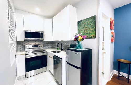 Gayborhood Apartment | Downtown City Hall close by Kimmel Center Suite