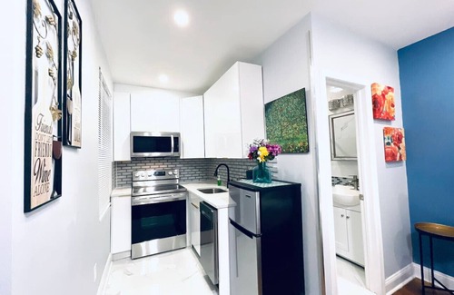 Gayborhood Apartment | Downtown City Hall close by Kimmel Center Suite