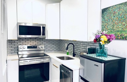 Gayborhood Apartment | Downtown City Hall close by Kimmel Center Suite