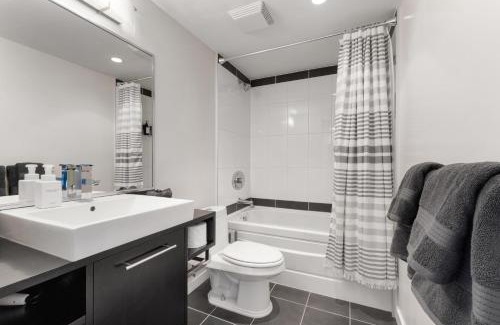 Crosstown Apartment | Downtown Cityview Escape with Pool and Jacuzzi near Rogers Arena