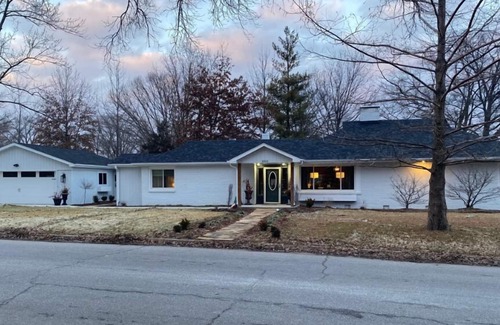 Columbia House | Downtown/Close to Stadium 4-Bedroom Ranch House (2 masters) Entertaining Set Up