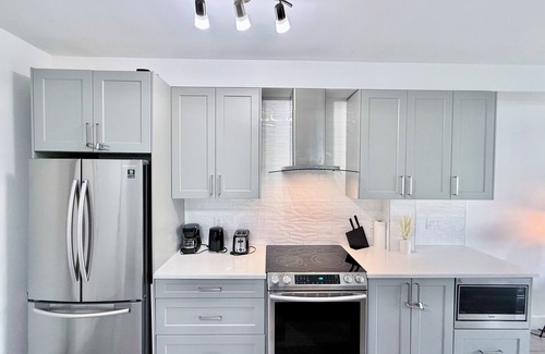 South Newton Apartment | Downtown Condo near Vancouver Skytrain