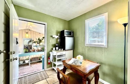 Southeast Pensacola Cottage | Downtown cottage 7 miles from beach