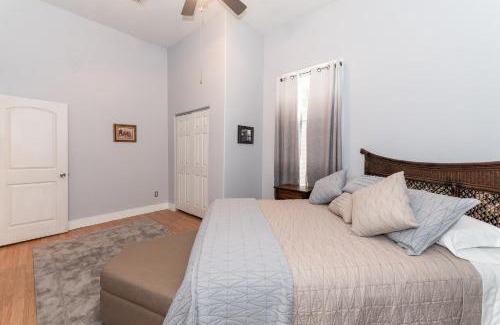 Main - Military Plaza House | Downtown Delight Central Gem