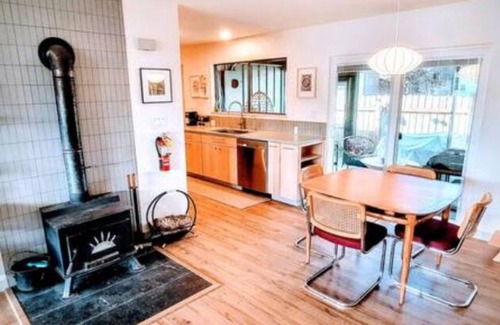 Long Beach House | Downtown Designer Duplex close to Beach! Spa Tub, Sunroom, Game Room, EV & more!