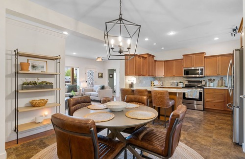 North End House | Downtown District & Knox Mountain & 5 min Walk to Beach, Hot Tub & Covered Patio