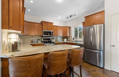 North End House | Downtown District & Knox Mountain & 5 min Walk to Beach, Hot Tub & Covered Patio