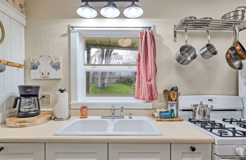 Arcata Apartment | đ©Downtown Drift -Historic Arcata Home on the first floor - Hot Tub, Sauna & Bikesđ¶
