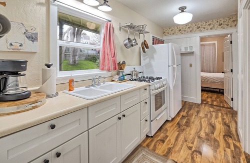 Arcata Apartment | đ©Downtown Drift -Historic Arcata Home on the first floor - Hot Tub, Sauna & Bikesđ¶