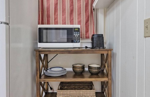 Arcata Apartment | đ©Downtown Drift -Historic Arcata Home on the first floor - Hot Tub, Sauna & Bikesđ¶