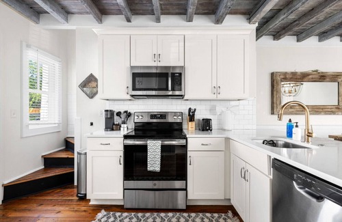 Westside House | Downtown Duplex - St Philip St - Sleeps 20