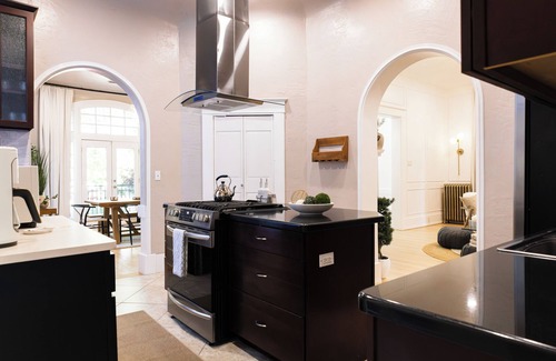 Huning Castle House | Downtown Elegance +Hot Tub!