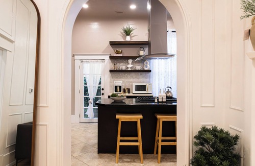 Huning Castle House | Downtown Elegance +Hot Tub!