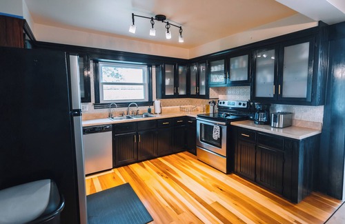 Sugarcreek House | Downtown Escape: Great for large families & groups