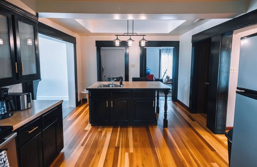 Sugarcreek House | Downtown Escape: Great for large families & groups