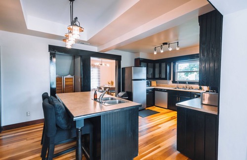 Sugarcreek House | Downtown Escape: Great for large families & groups