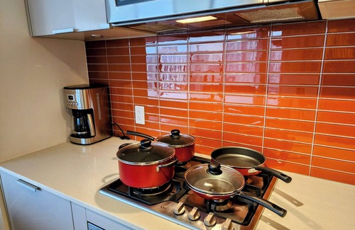 Gastown Apartment | Downtown Escape – Walk to Cruise Ships & Waterfront | 2 Comfy Beds