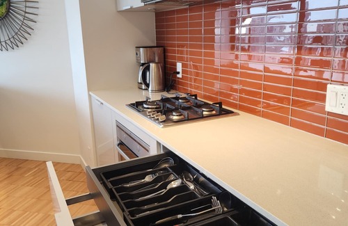 Gastown Apartment | Downtown Escape – Walk to Cruise Ships & Waterfront | 2 Comfy Beds