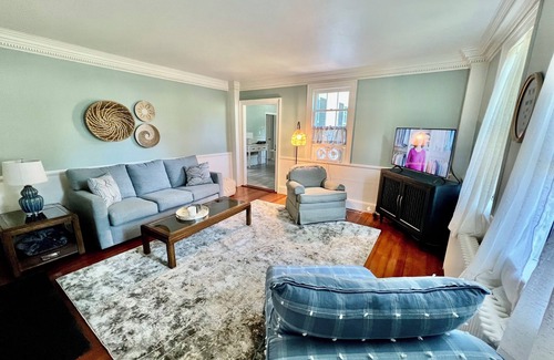 Falmouth Condo | Downtown Falmouth! Location, location! Steps to great restaurants and shops!