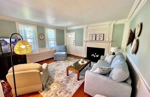 Falmouth Condo | Downtown Falmouth! Location, location! Steps to great restaurants and shops!