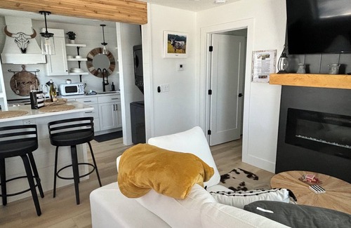 Fort Myers River District House | Downtown Ft. Myers: Walk to Best Eats and Shops!